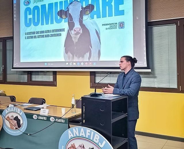 Daniele Di Federico, Medico Veterinario e marketer freelance, in una presentazione sul settore agro-zootecnico. Daniele Di Federico, Medico Veterinario, durante una presentazione sulla zootecnia e la comunicazione di settore
